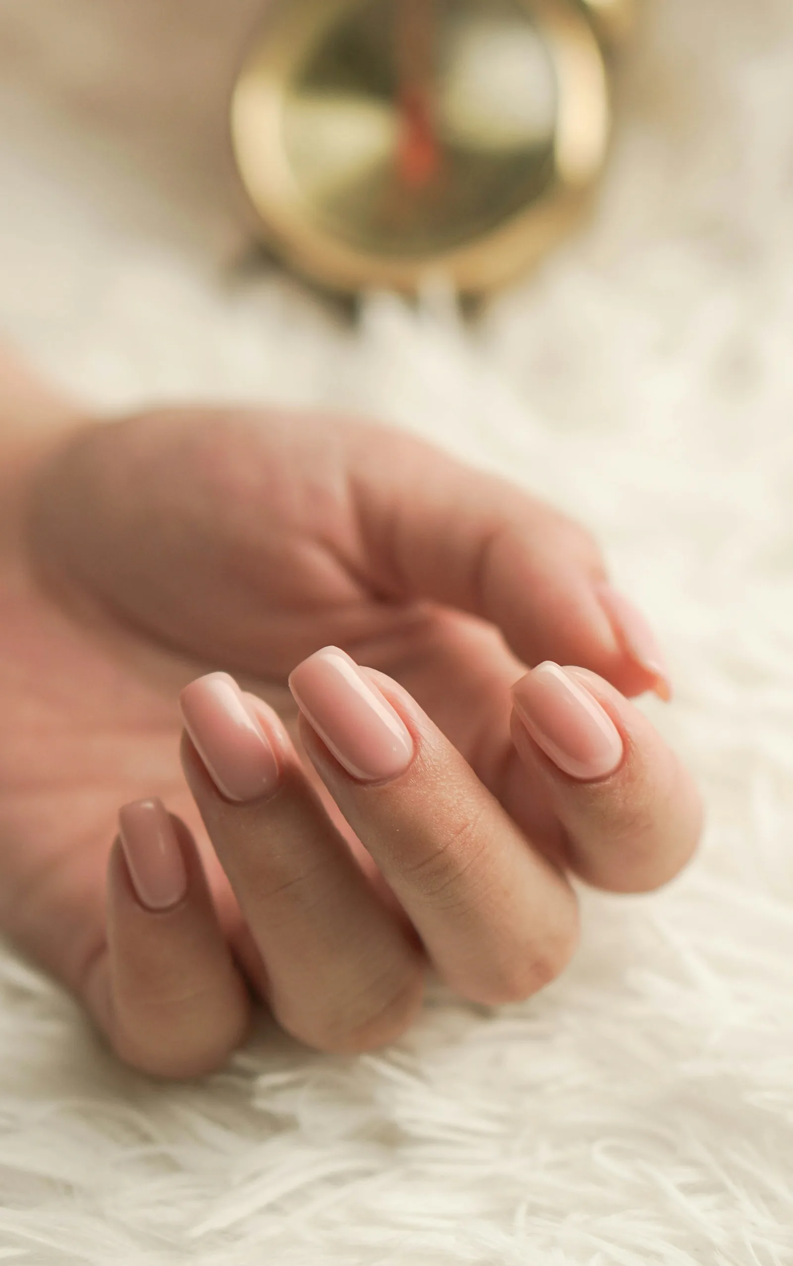 Mà amb una manicura acabada de fer, sobre un teixit suau i càlid