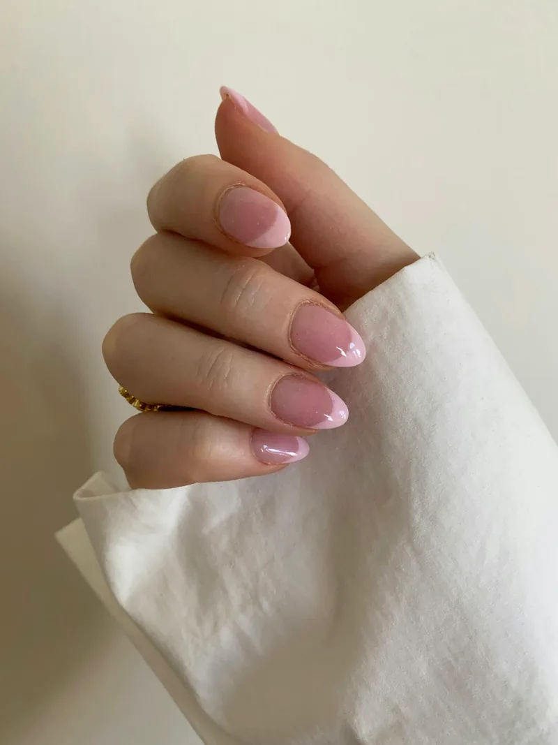 Mà amb una manicura en to rosa, acabada de fer